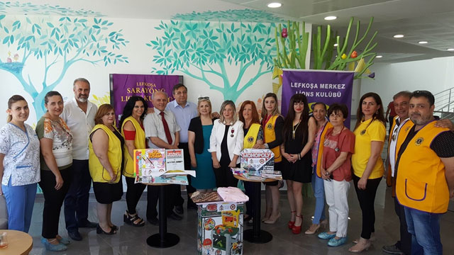 Lefkoşa Sarayönü ve Merkez Lions kulüplerinden onkoloji servisine bağış