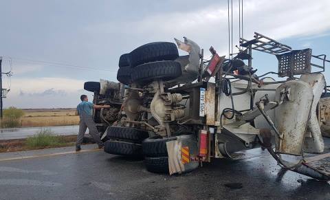 Beton mikseri devrildi!
