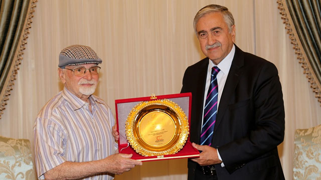 Akıncı Kıbrıs Türk Gölge ve Karagöz Oyunları Sanatçısı Ertuğ’u kabul ederek vefa ödülü takdim etti