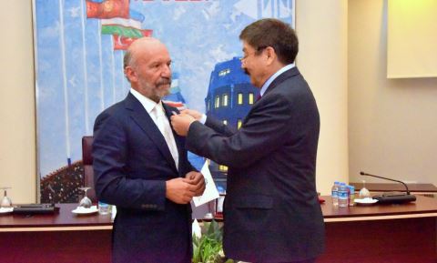 Türksoy‘dan Günsel’e madalya