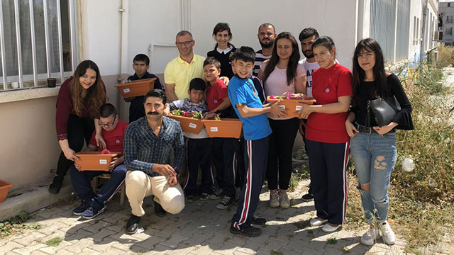 YDÜ öğrencileri özel öğrencilerle “Farklı Renklerdeyiz Ama Birlikteyiz” sloganıyla çiçek ekti…