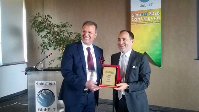 GlobELT konferansının açılış konuşmasını Türkiye’nin Sırbistan Büyükelçisi Tanju Bilgiç’e plaket verildi…