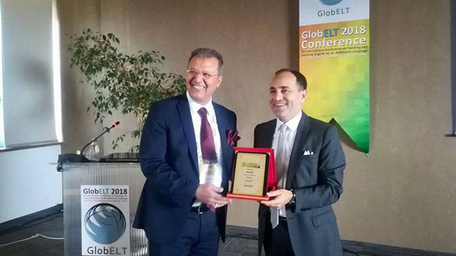 GlobELT konferansının açılış konuşmasını Türkiye’nin Sırbistan Büyükelçisi Tanju Bilgiç’e plaket verildi…