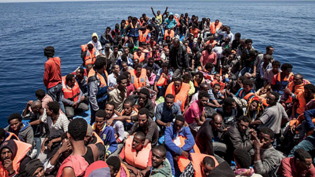İtalya ve Malta’nın reddettiği mülteciler Akdeniz ortasında mahsur