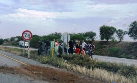 Sürücü takla atarak orta bankette yan durdu.