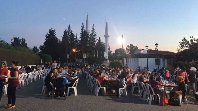 Kızılay ile Ramazan boyunca 200 bin kişiye iftar yemeği verildi