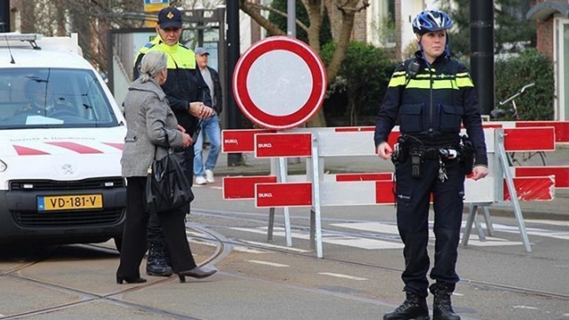 Hollanda'da sürücü aracıyla grubun arasına daldı, 1 ölü 3 yaralı