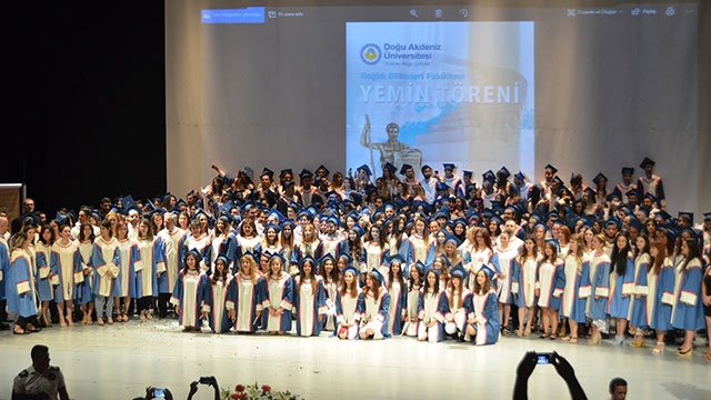 DAÜ Sağlık Bilimleri Fakültesi Mezunları yemin etti