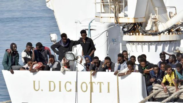 Akdeniz'de kurtarılan göçmenler İtalya'ya götürüldü