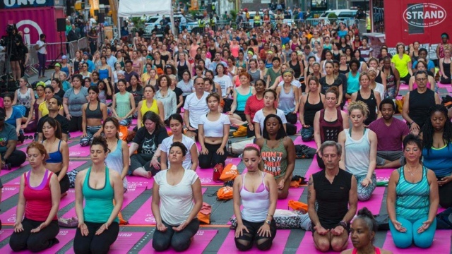 Dünya Yoga Günü dolayısıyla yoga tutkunları Times Meydanı'nda buluştu