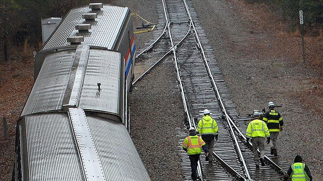 ABD'de raydan çıkan trenden 871 ton ham petrol nehre aktı