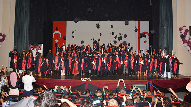 YDÜ İktisadi ve İdari Bilimler Fakültesi Mezuniyet Töreni gerçekleştirildi