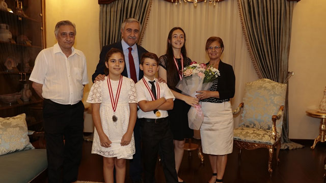 Akıncı, ödüllü genç piyanistleri kabul etti