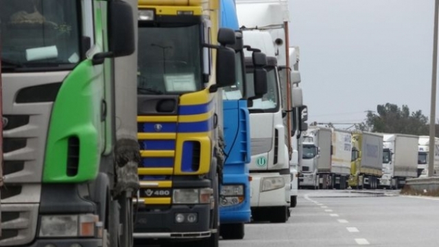 BM'den İdlib'e 21 tırlık yardım