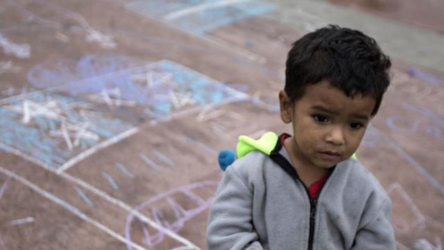 Trump'ın kararıyla göçmenlik merkezlerinde alıkonulan mülteci çocukların ailelerine iade edilmesine karar verdi