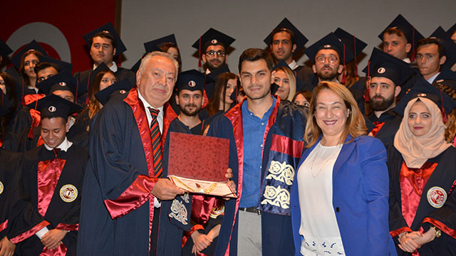 YDÜ Diş Hekimliği Fakültesi 7. Dönem Mezuniyet Töreni, Besim'in katılımıyla gerçekleştirildi