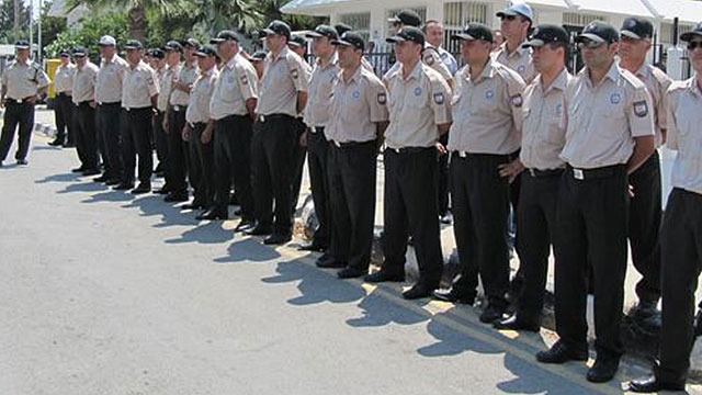 Polis plaket değil maaşını istiyor