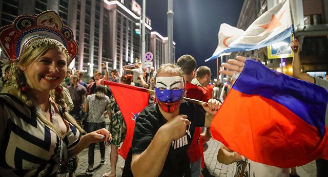 'Rusya yenerse işe elbiseyle giderim' diyen erkek radyo sunucusu dediğini yaptı