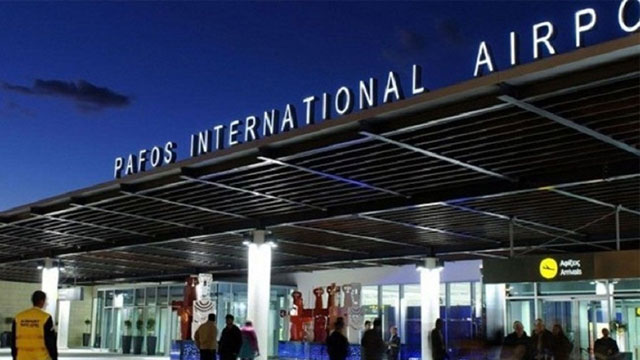 Baf’ta parmaklıklardan aprona atlayan bir kişi uçağa binmeye çalışırken yakalandı