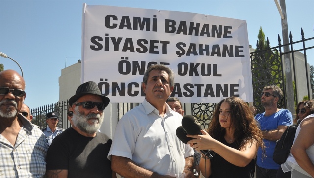 KTÖS, TC Cumhurbaşkanı Erdoğan'ın ziyaretini protesto için TC Lefkoşa Büyükelçiliği önünde eylem yaptı