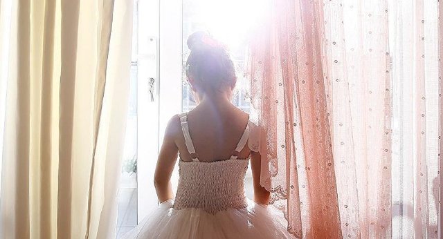 'Çocuk gelin fotoğrafı çekmem' dedi, 'damadın' burnunu kırdı