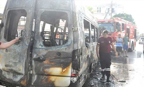 Minibüs cayır cayır yandı