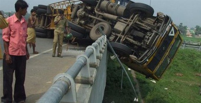 Hindistan'da trafik kazası: 8 ölü