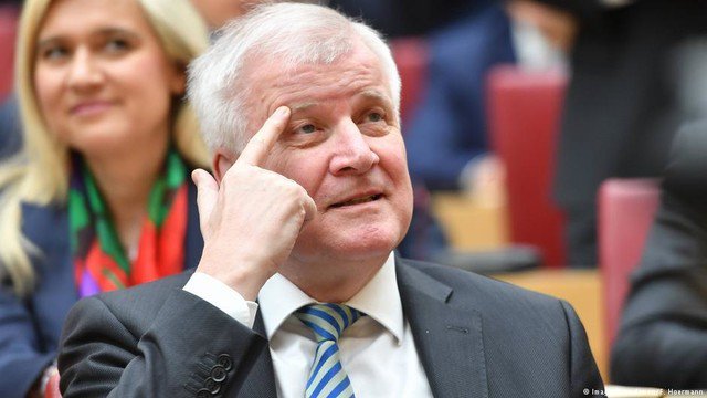 Almanya İçişleri Bakanı Seehofer'e istifa çağrısı yapıldı.