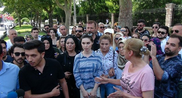 Adnan Oktar'a destek eylemi: 'Milyar tane evladım olsa, Oktar ve arkadaşlarının yoluna feda ederim'