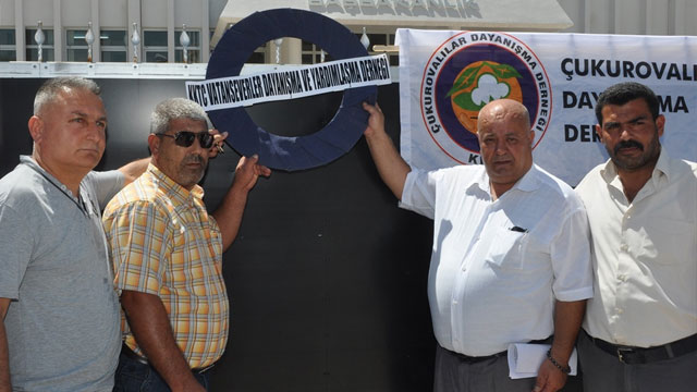 Başbakanlık önünde zamlar protesto edildi, siyah çelenk bırakıldı