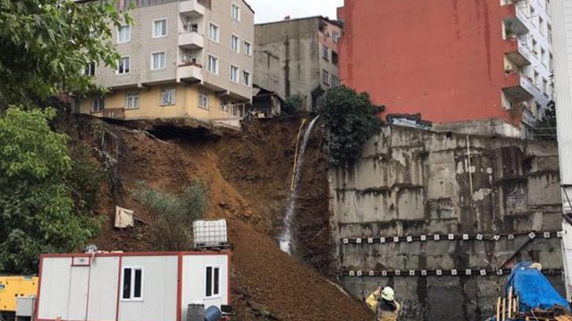 Beyoğlu'nda toprak kayması, tahliye edilen 4 katlı apartman çöktü