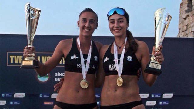 Gazimağusa Belediyesi Çamlık Spor oyuncuları Türkiye Voleybol Federasyonu Kulüpler Ligi Şampiyonluğunu kazandı