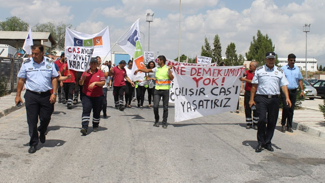 Ercan’da eylemcilerle polis arasında arbede çıktı