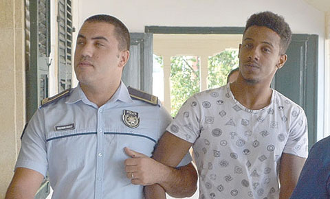 Pasaportu rehin alıp sattı