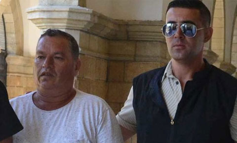 Mazotu arabasına dökerken yakalandı