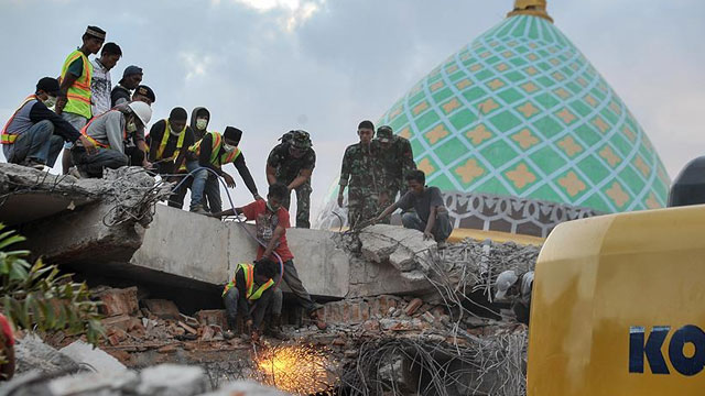 Endonezya’daki depremde ölenlerin sayısı 131’e yükseldi