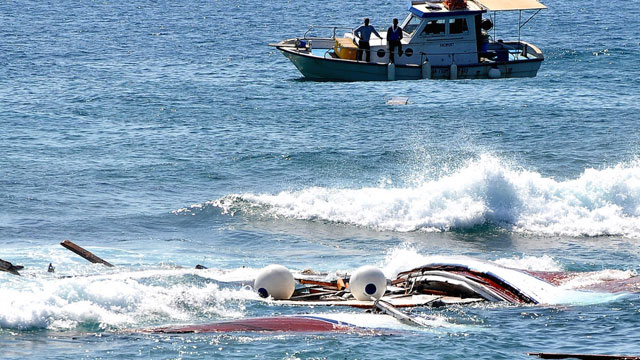 Kuşadası’nda göçmenleri taşıyan bot battı!