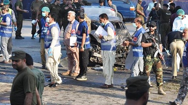 Pakistan'da bombalı saldırı: 7 polis öldü