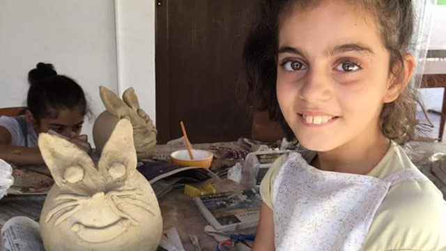 Çocuklar kendi kumbarasını yapıyor