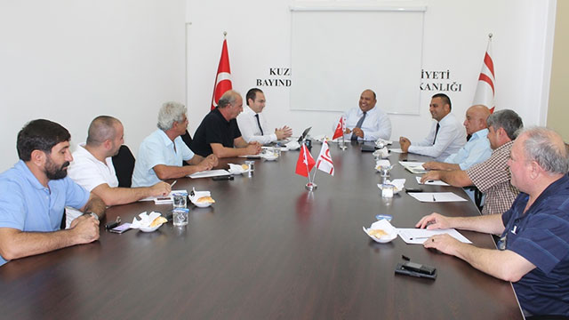 Atakan Lefkoşa’da yolcu taşıma izni bulunan işletme sahipleri ve Kar-İş ile görüştü