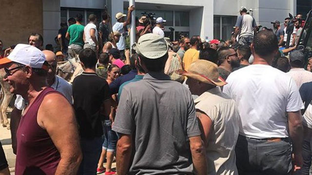 Eylemde arbede yaşanıyor... Hayvan üreticileri Tarım Bakanlığı binasını bastı