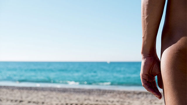 Limasol’da sahilde çıplak dolaşan adam...