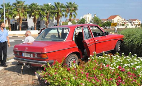 Kayan araba çembere çıkıp durdu