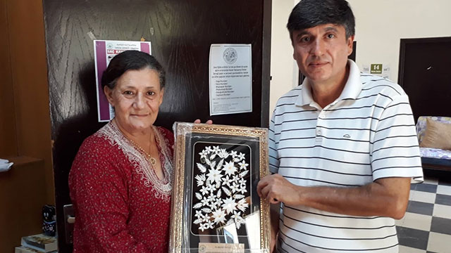 Güçlü, “Halassas Pınarı” ve “Tatlıcada Başlayan Okul Aşkı” isimli kitaplarının gelirini KHYD’ne bağışladı