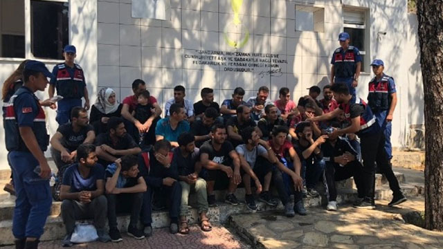 Mersin'den Kıbrıs'a geçmek isteyen 28 düzensiz göçmen yakalandı
