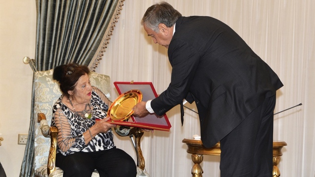 Akıncı Küçük Aysel'e plaket takdim etti