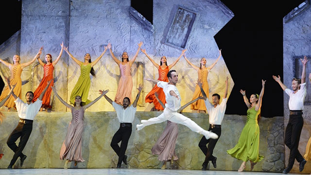 Zorba Balesi Girne'de sahnelendi...