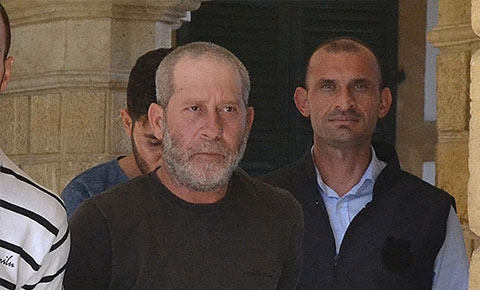 Eski eşinin kapısına dayandı