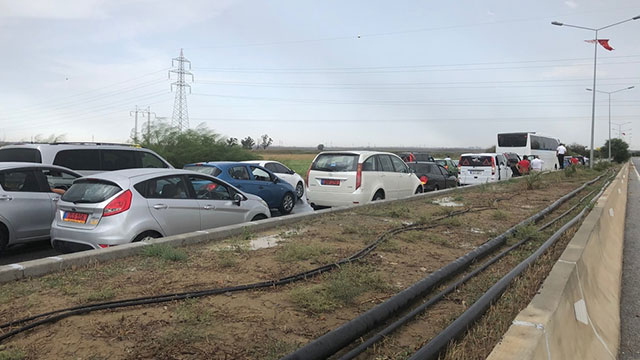 Yonca Kavşağı-Ercan güzergahına yüksek gerilim hattı düştü trafik durdu