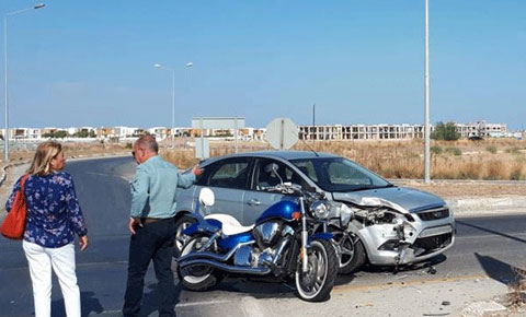 Araba motosiklete çarpıt: 1 yaralı!